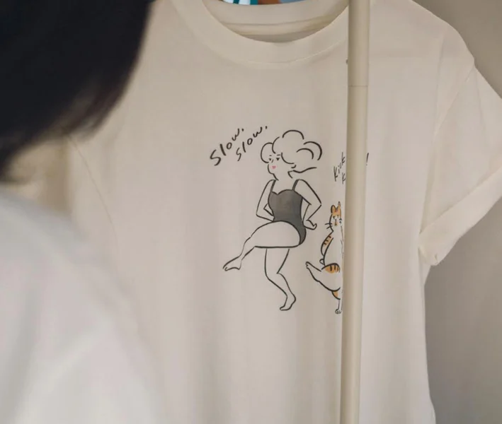 韓国スイムウェアブランド 「hey.um」 コラボTシャツ