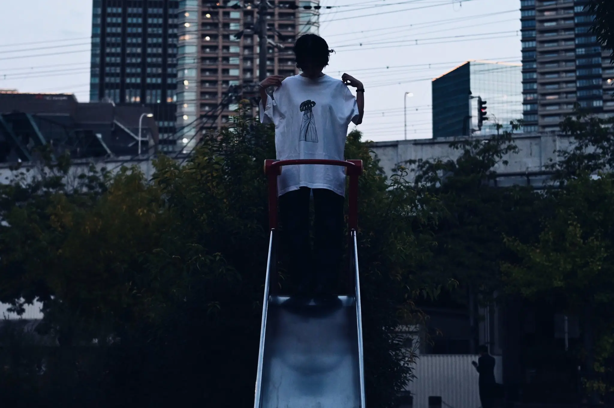SUZURI オリジナルTシャツ「傘オバケ」 2
